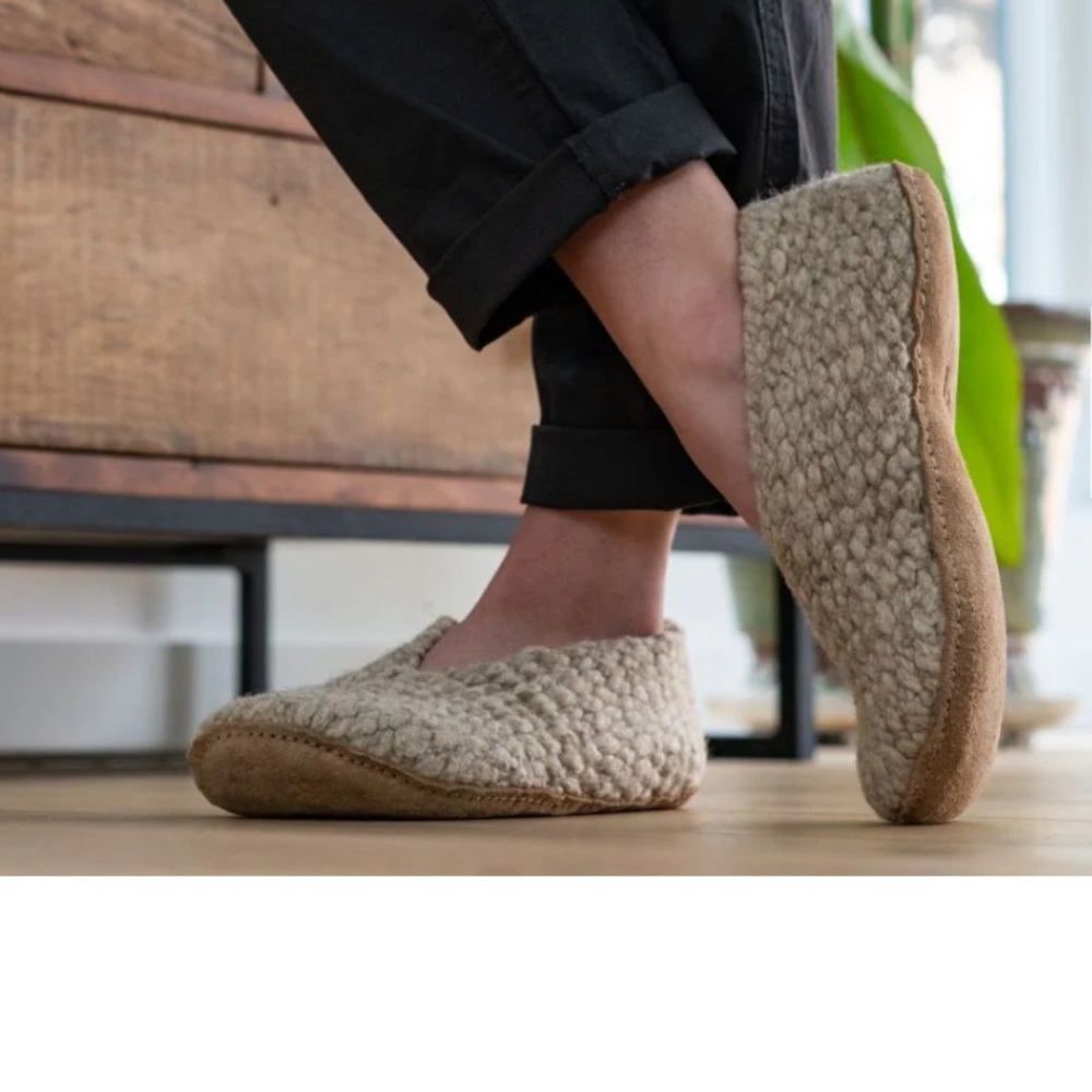 So cozy NWOT Unbelievably cute woven (travel) slippers